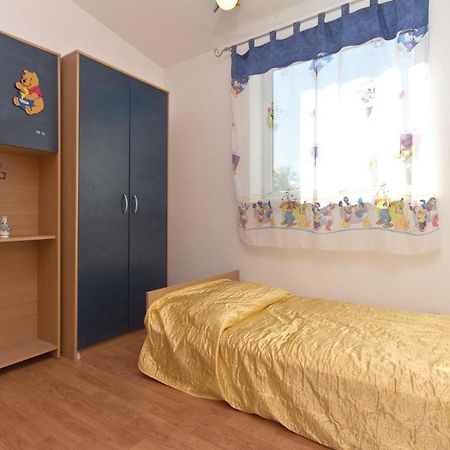 3 Bedroom Gorgeous Apartment In Marčana Extérieur photo