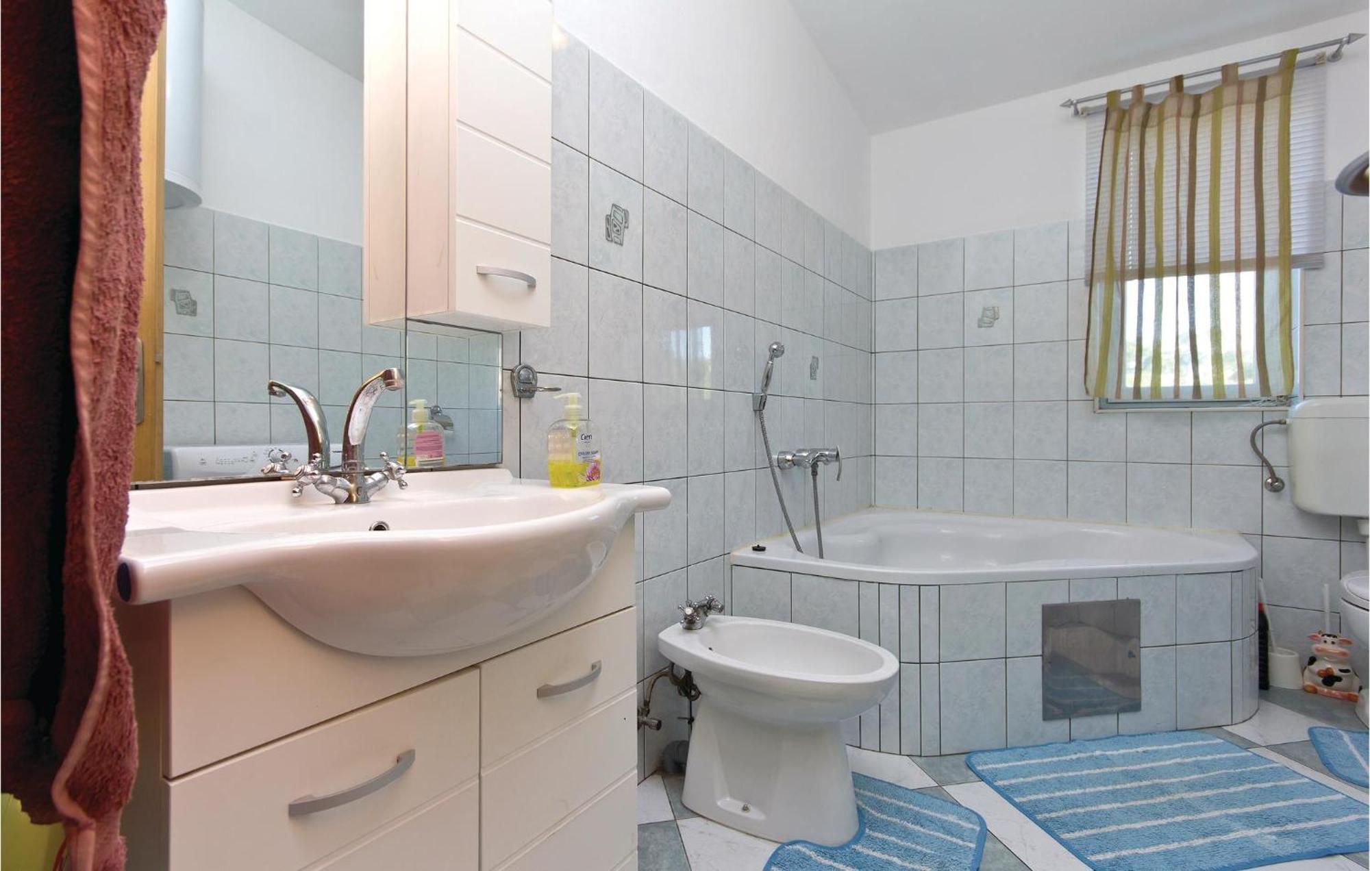 3 Bedroom Gorgeous Apartment In Marčana Extérieur photo