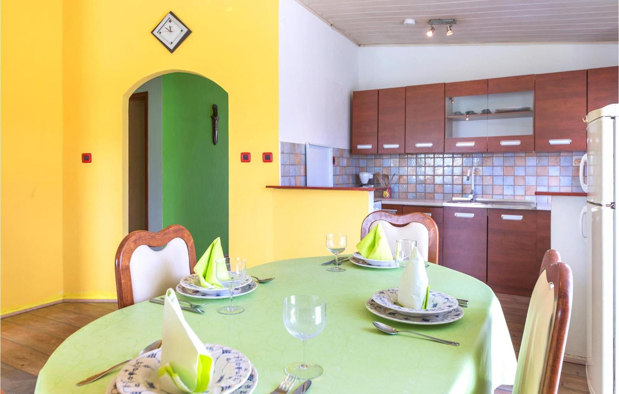 3 Bedroom Gorgeous Apartment In Marčana Extérieur photo