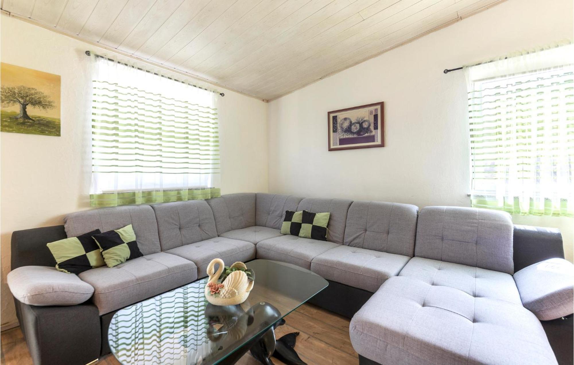 3 Bedroom Gorgeous Apartment In Marčana Extérieur photo