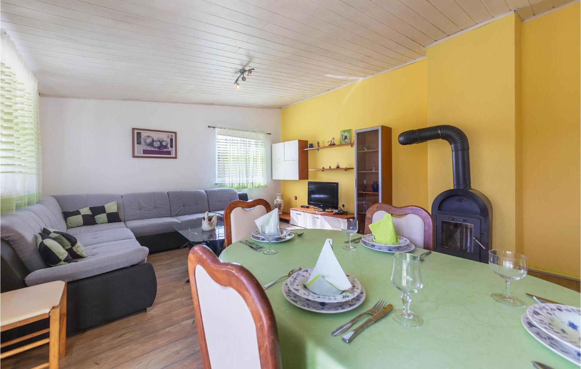 3 Bedroom Gorgeous Apartment In Marčana Extérieur photo