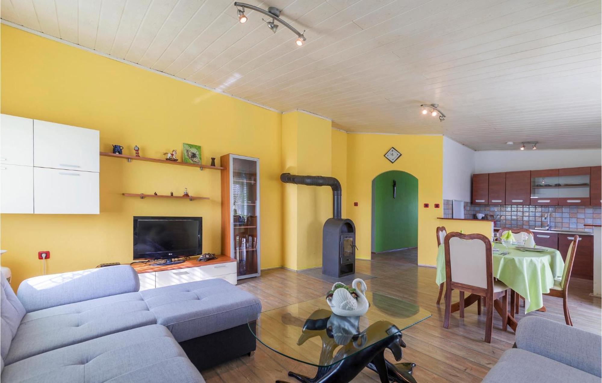 3 Bedroom Gorgeous Apartment In Marčana Extérieur photo